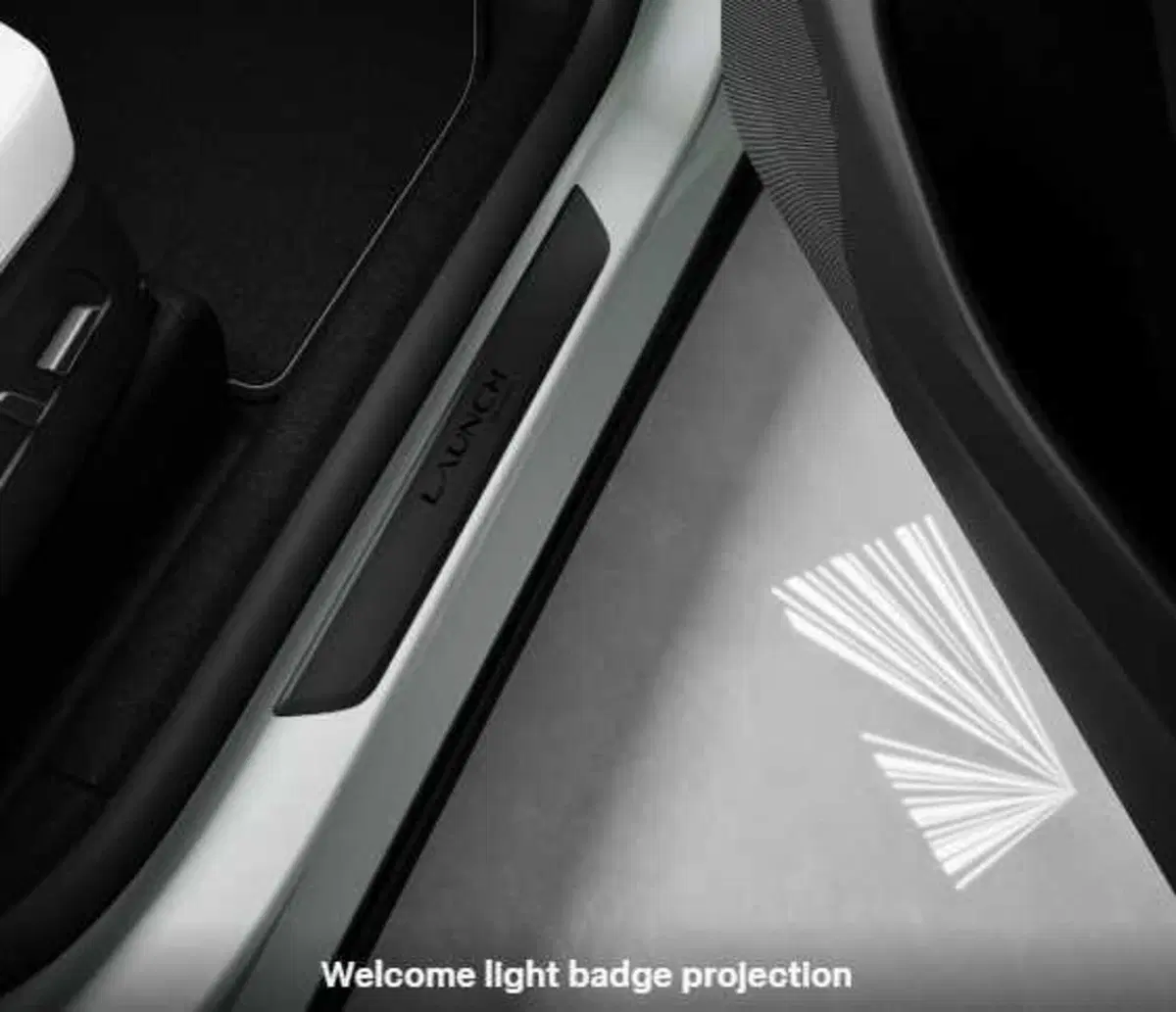 Tesla Model Y 2025 Juniper, ecco il debutto in Cina: potrebbe farvi cambiare idea sull'auto elettrica? (8)