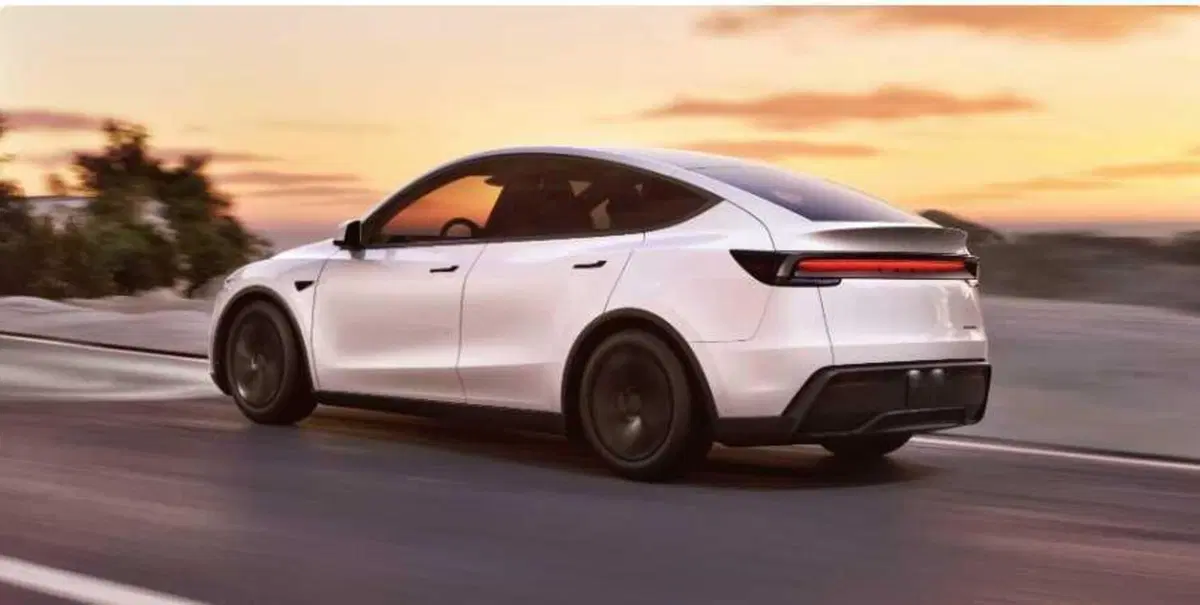 Tesla Model Y 2025 Juniper, ecco il debutto in Cina: potrebbe farvi cambiare idea sull'auto elettrica? (18)