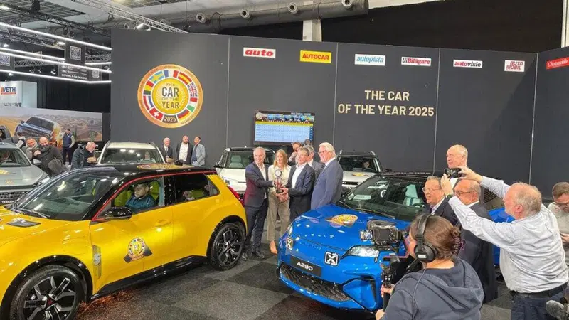 Renault 5 e- Tech e Alpine A290 vincono il premio Auto dell'anno 2025