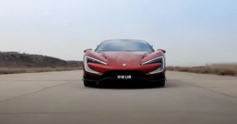 BYD ha la supercar che "salta" le buche, i dossi e... i chiodi [VIDEO]