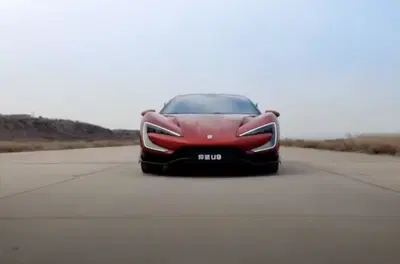 BYD ha la supercar che "salta" le buche, i dossi e... i chiodi [VIDEO]
