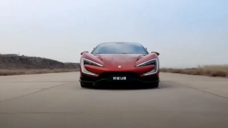 BYD ha la supercar che "salta" le buche, i dossi e... i chiodi [VIDEO]