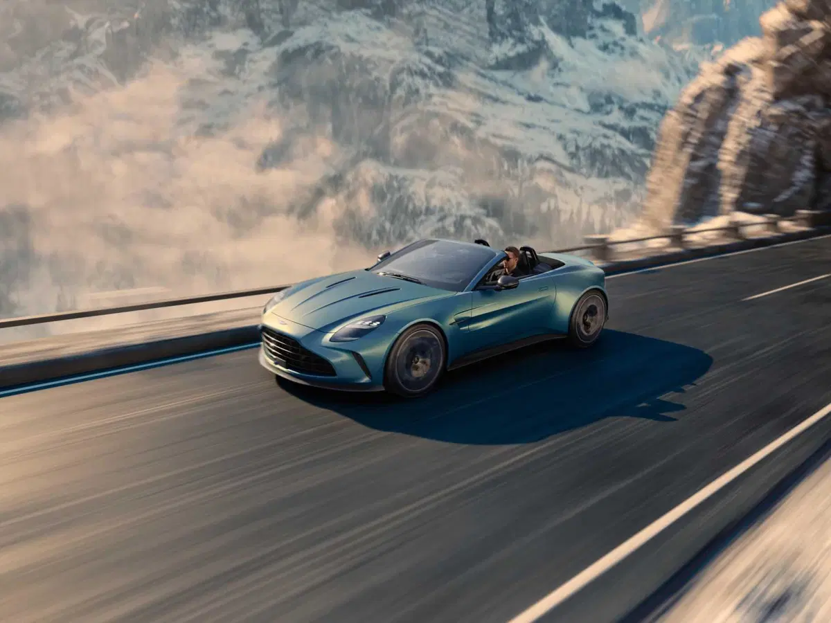 Aston Martin Vantage Roadster: l'8 cilindri da 665 CV si toglie il tetto 