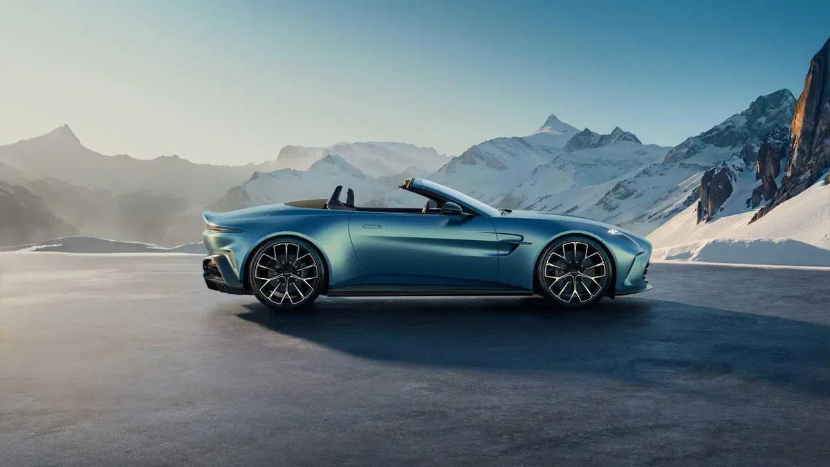 Aston Martin Vantage Roadster: l'8 cilindri da 665 CV si toglie il tetto  (8)
