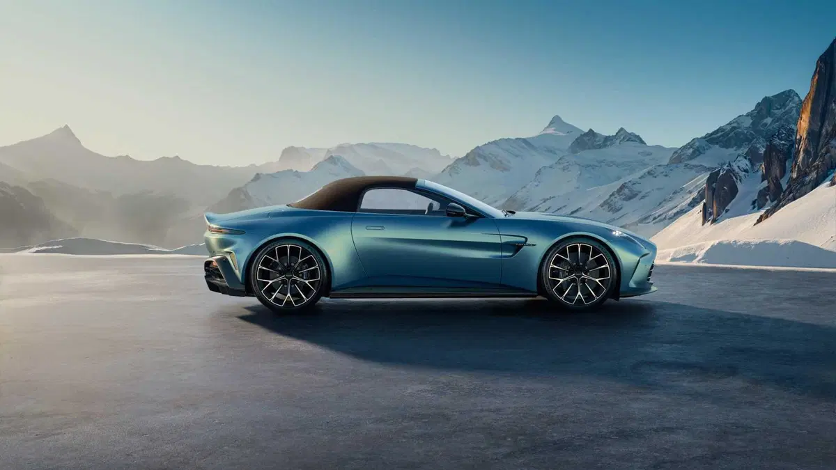 Aston Martin Vantage Roadster: l'8 cilindri da 665 CV si toglie il tetto  (9)