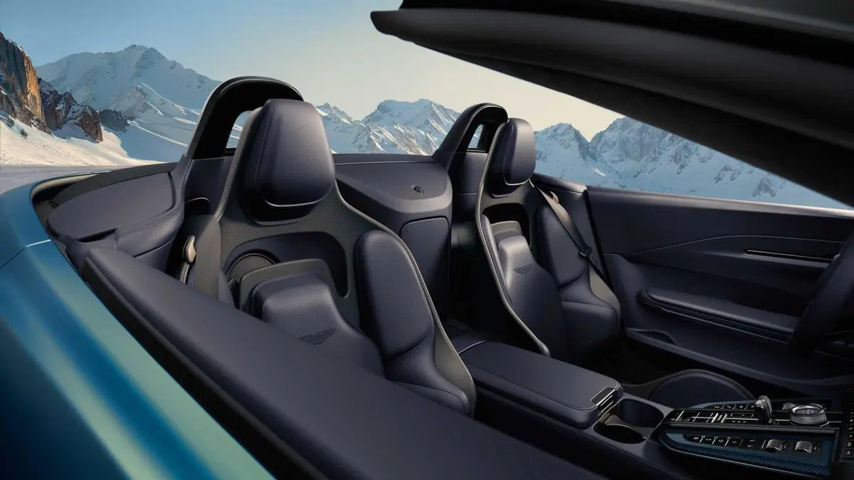 Aston Martin Vantage Roadster: l'8 cilindri da 665 CV si toglie il tetto  (14)