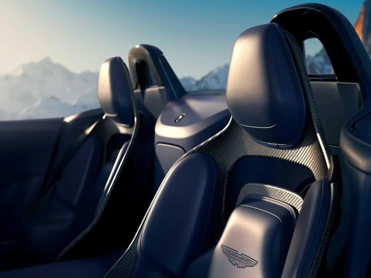 Aston Martin Vantage Roadster: l'8 cilindri da 665 CV si toglie il tetto  (17)