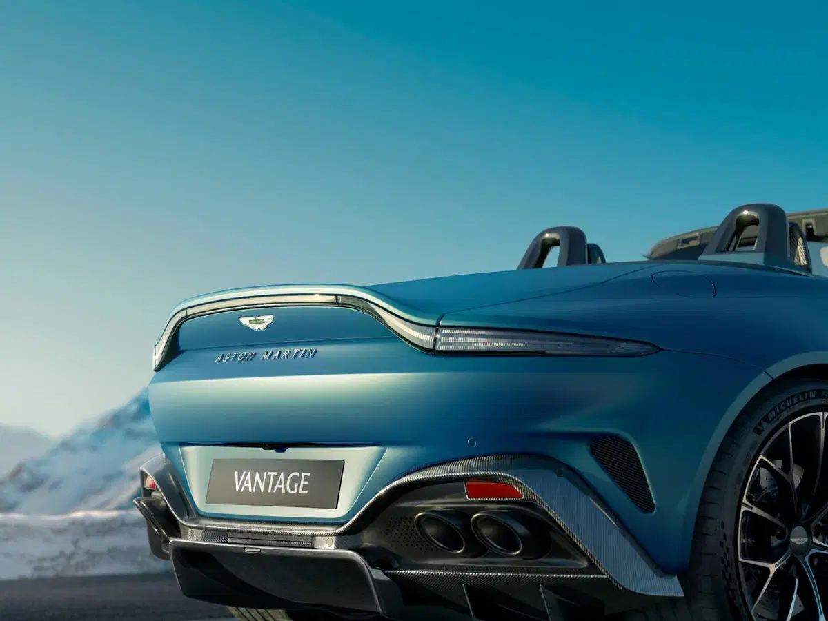 Aston Martin Vantage Roadster: l'8 cilindri da 665 CV si toglie il tetto  (18)