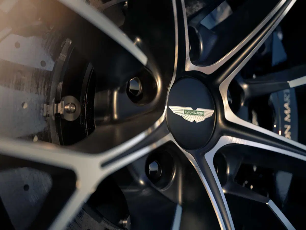Aston Martin Vantage Roadster: l'8 cilindri da 665 CV si toglie il tetto  (23)