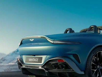 Aston Martin Vantage Roadster: l'8 cilindri da 665 CV si toglie il tetto 