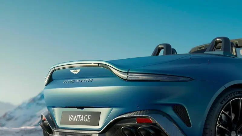 Aston Martin Vantage Roadster: l'8 cilindri da 665 CV si toglie il tetto 