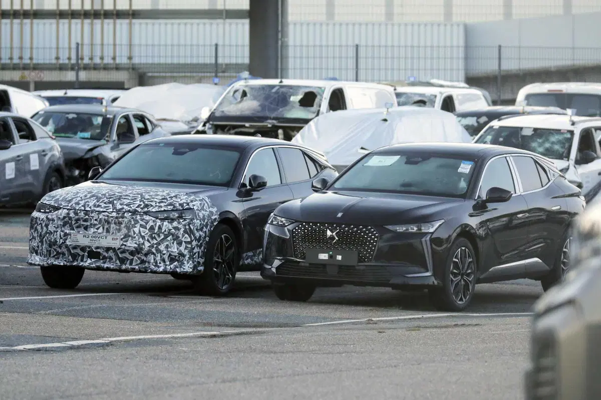 DS 4: avvistato il nuovo Facelift, arriva nel 2026 [Foto Spia] (2)