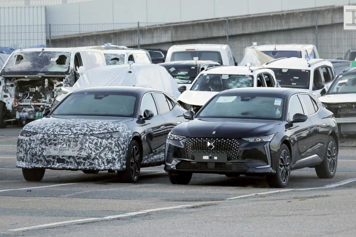 DS 4: avvistato il nuovo Facelift, arriva nel 2026 [Foto Spia] (3)