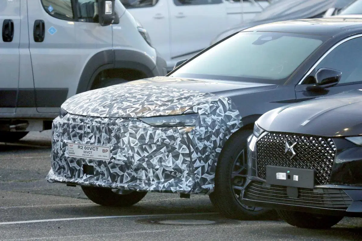 DS 4: avvistato il nuovo Facelift, arriva nel 2026 [Foto Spia] (4)