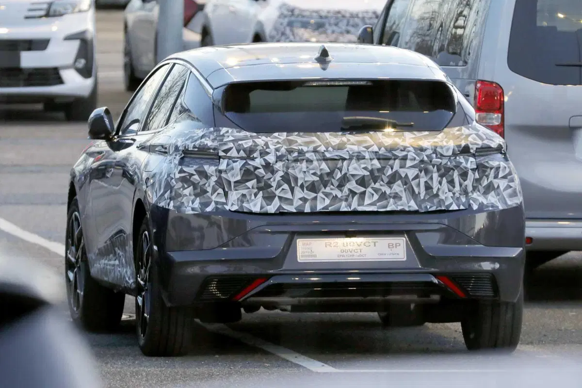 DS 4: avvistato il nuovo Facelift, arriva nel 2026 [Foto Spia] (5)