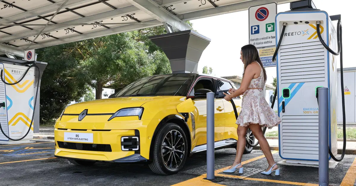 Renault entra nella rete di ricarica Free to X di Autostrade 