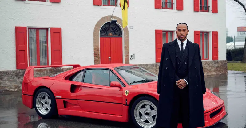 F1. La prima volta a Maranello di Lewis Hamilton: "La ricorder&ograve; per sempre, un sogno che diventa realt&agrave;. Inizia una nuova era da pilota Ferrari&rdquo;