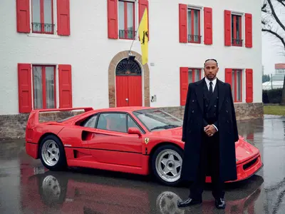F1. La prima volta a Maranello di Lewis Hamilton: "La ricorder&ograve; per sempre, un sogno che diventa realt&agrave;. Inizia una nuova era da pilota Ferrari&rdquo;