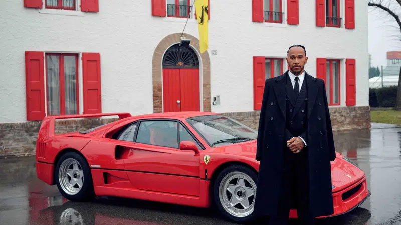 F1. La prima volta a Maranello di Lewis Hamilton: "La ricorder&ograve; per sempre, un sogno che diventa realt&agrave;. Inizia una nuova era da pilota Ferrari&rdquo;