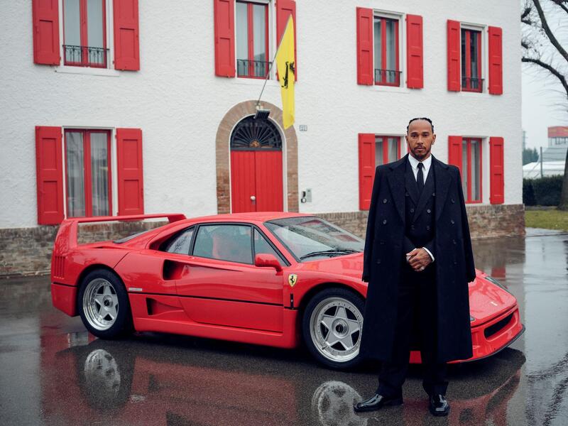 F1. Lewis Hamilton e il suo primo giorno in Ferrari in posa con la F40: nulla &egrave; lasciato al caso