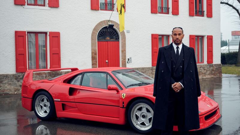 F1. Lewis Hamilton e il suo primo giorno in Ferrari in posa con la F40: nulla &egrave; lasciato al caso