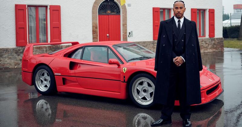 F1. Lewis Hamilton e il suo primo giorno in Ferrari in posa con la F40: nulla &egrave; lasciato al caso