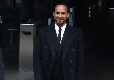 F1. Lewis Hamilton e il primo incontro con i tifosi della Ferrari a Maranello [VIDEO]