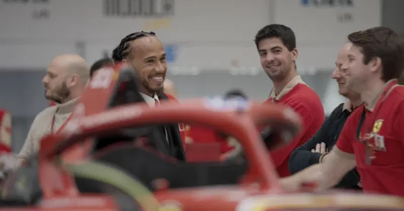 F1. L'incontro con la squadra e la presentazione a tutti i membri di Ferrari: cos&igrave; Lewis Hamilton a Maranello [VIDEO]