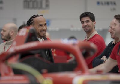 F1. L'incontro con la squadra e la presentazione a tutti i membri di Ferrari: così Lewis Hamilton a Maranello [VIDEO]