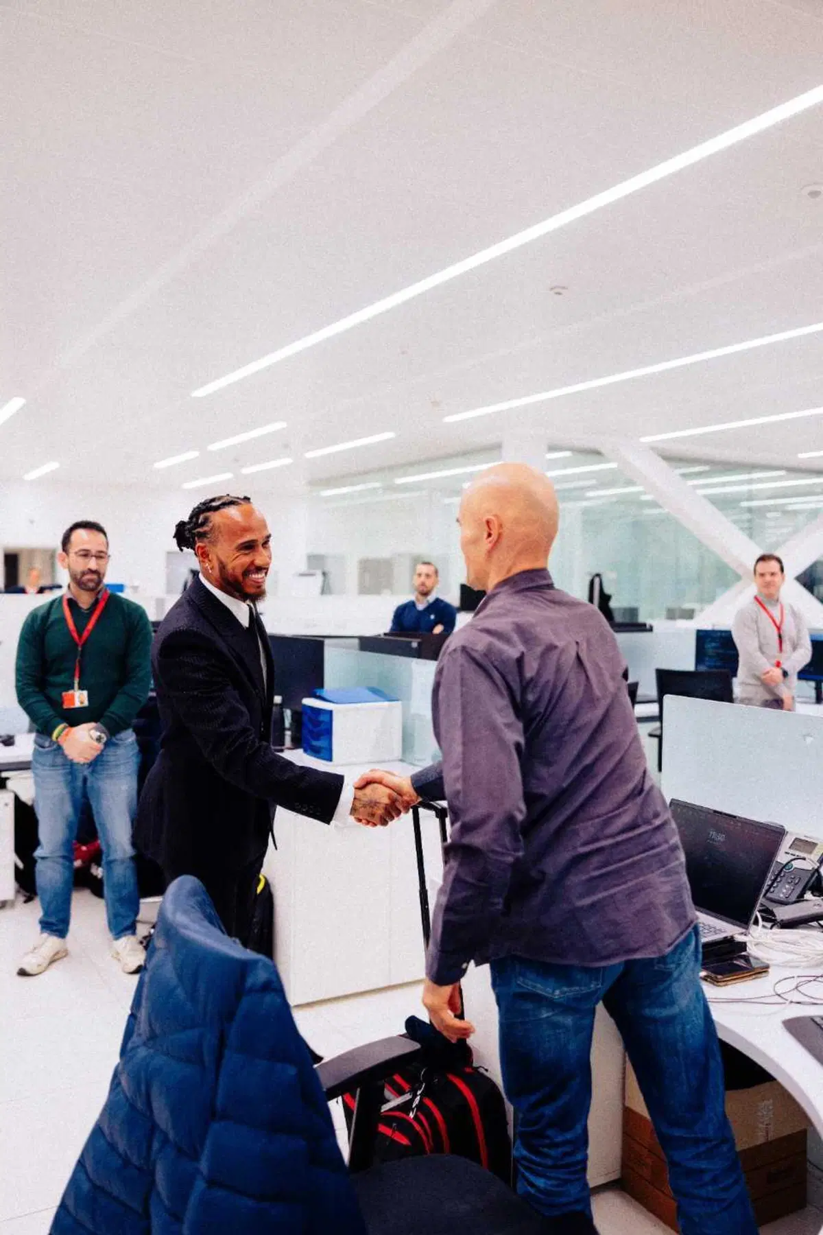 F1. L'incontro con la squadra e la presentazione a tutti i membri di Ferrari: così Lewis Hamilton a Maranello [VIDEO]