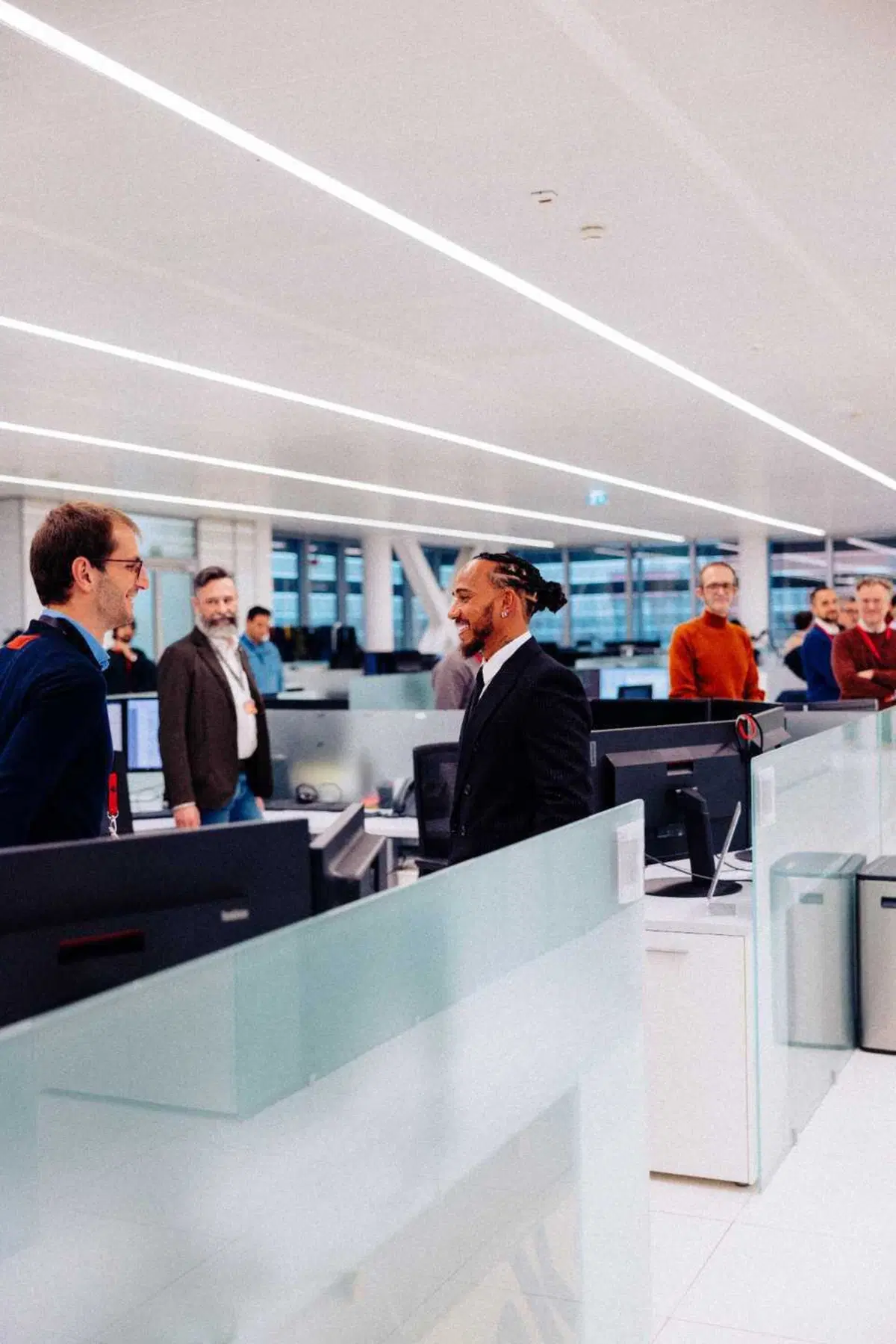 F1. L'incontro con la squadra e la presentazione a tutti i membri di Ferrari: così Lewis Hamilton a Maranello [VIDEO] (2)