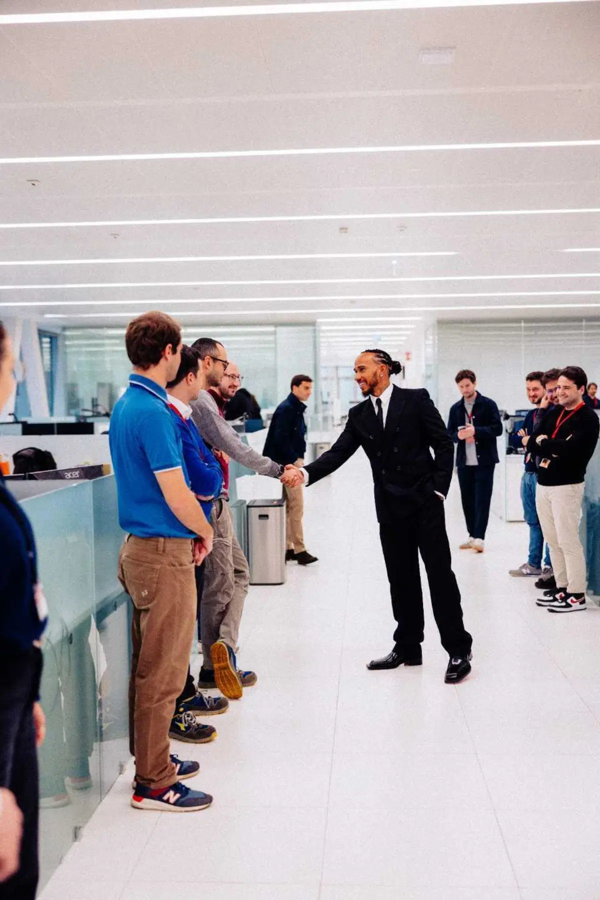 F1. L'incontro con la squadra e la presentazione a tutti i membri di Ferrari: così Lewis Hamilton a Maranello [VIDEO] (3)