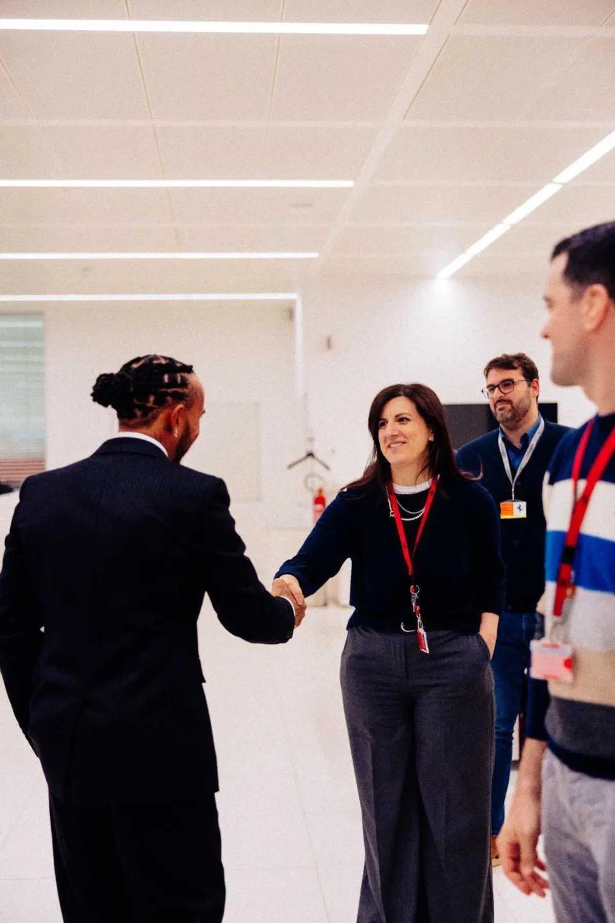 F1. L'incontro con la squadra e la presentazione a tutti i membri di Ferrari: così Lewis Hamilton a Maranello [VIDEO] (4)