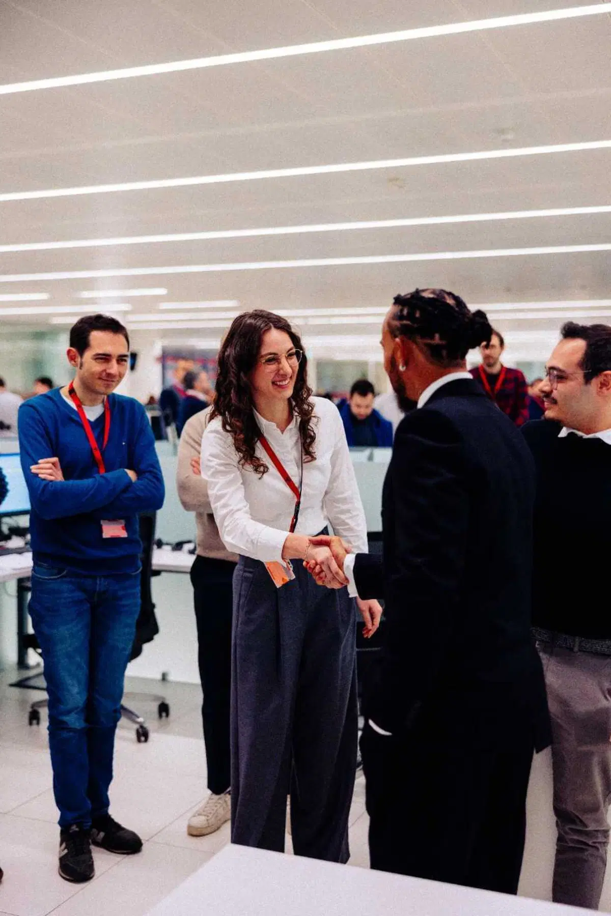 F1. L'incontro con la squadra e la presentazione a tutti i membri di Ferrari: così Lewis Hamilton a Maranello [VIDEO] (7)