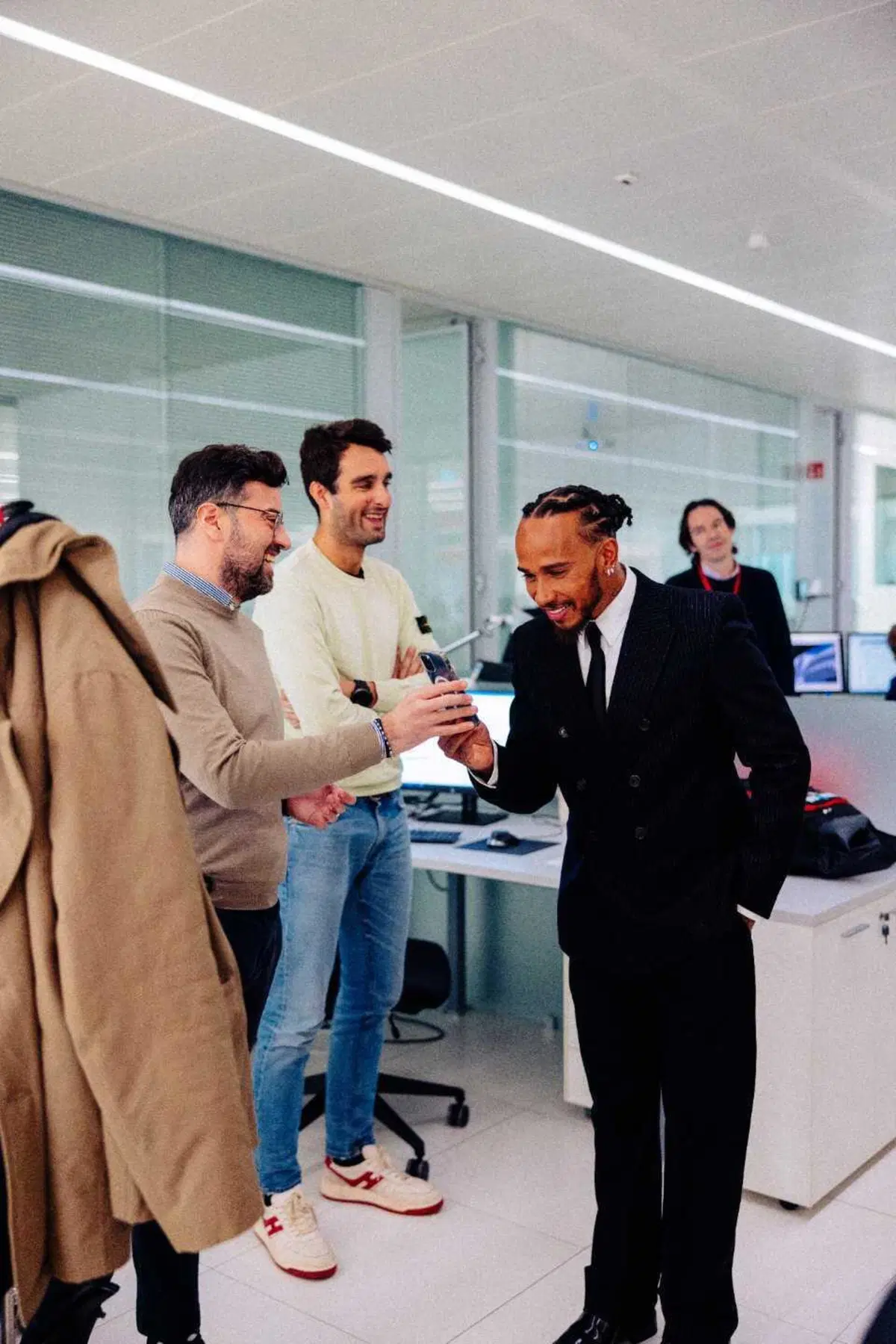 F1. L'incontro con la squadra e la presentazione a tutti i membri di Ferrari: così Lewis Hamilton a Maranello [VIDEO] (5)