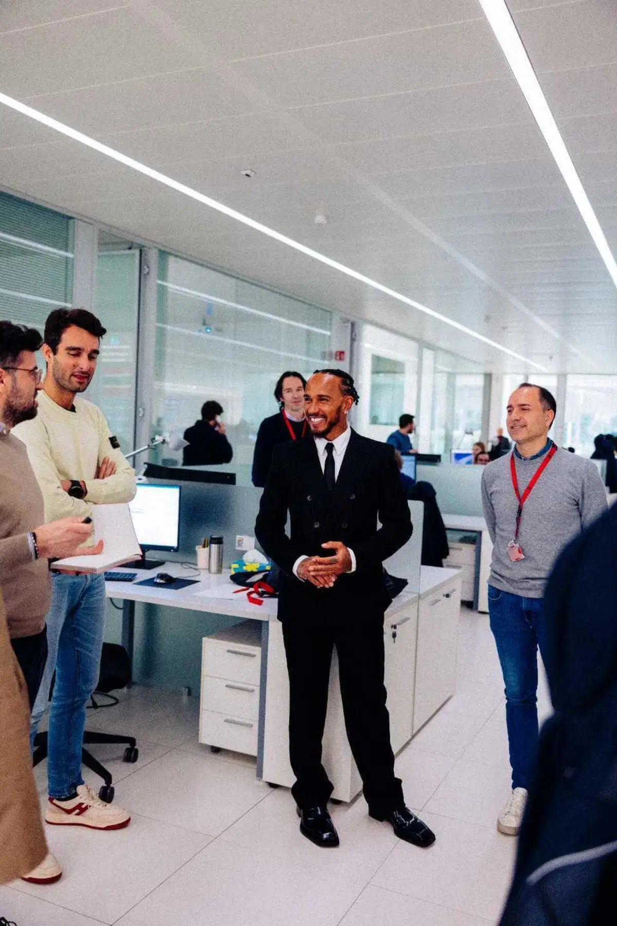 F1. L'incontro con la squadra e la presentazione a tutti i membri di Ferrari: così Lewis Hamilton a Maranello [VIDEO] (6)
