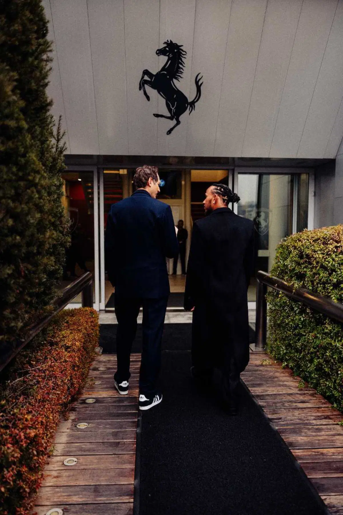 F1. L'incontro con la squadra e la presentazione a tutti i membri di Ferrari: così Lewis Hamilton a Maranello [VIDEO] (8)