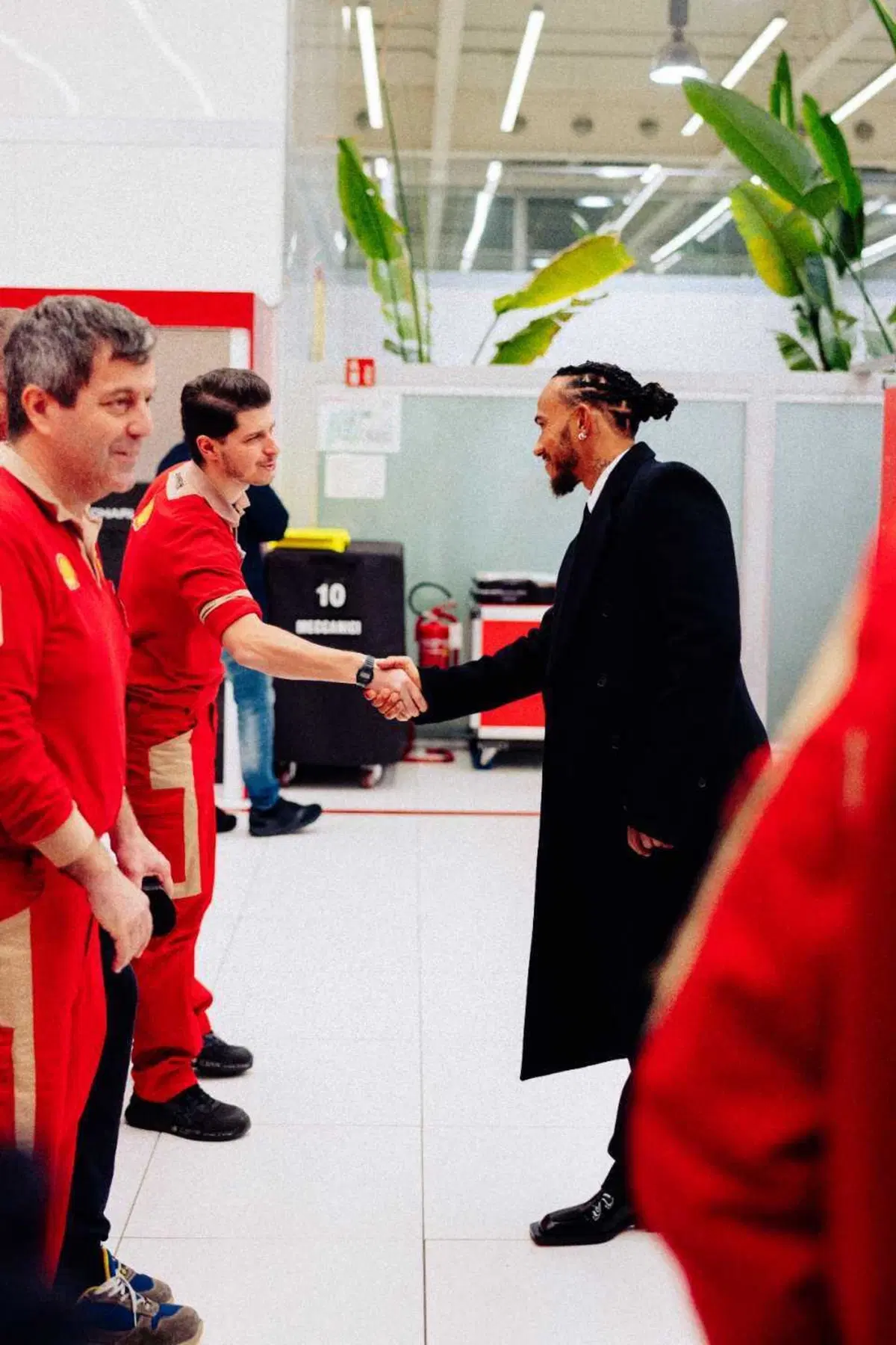 F1. L'incontro con la squadra e la presentazione a tutti i membri di Ferrari: così Lewis Hamilton a Maranello [VIDEO] (11)