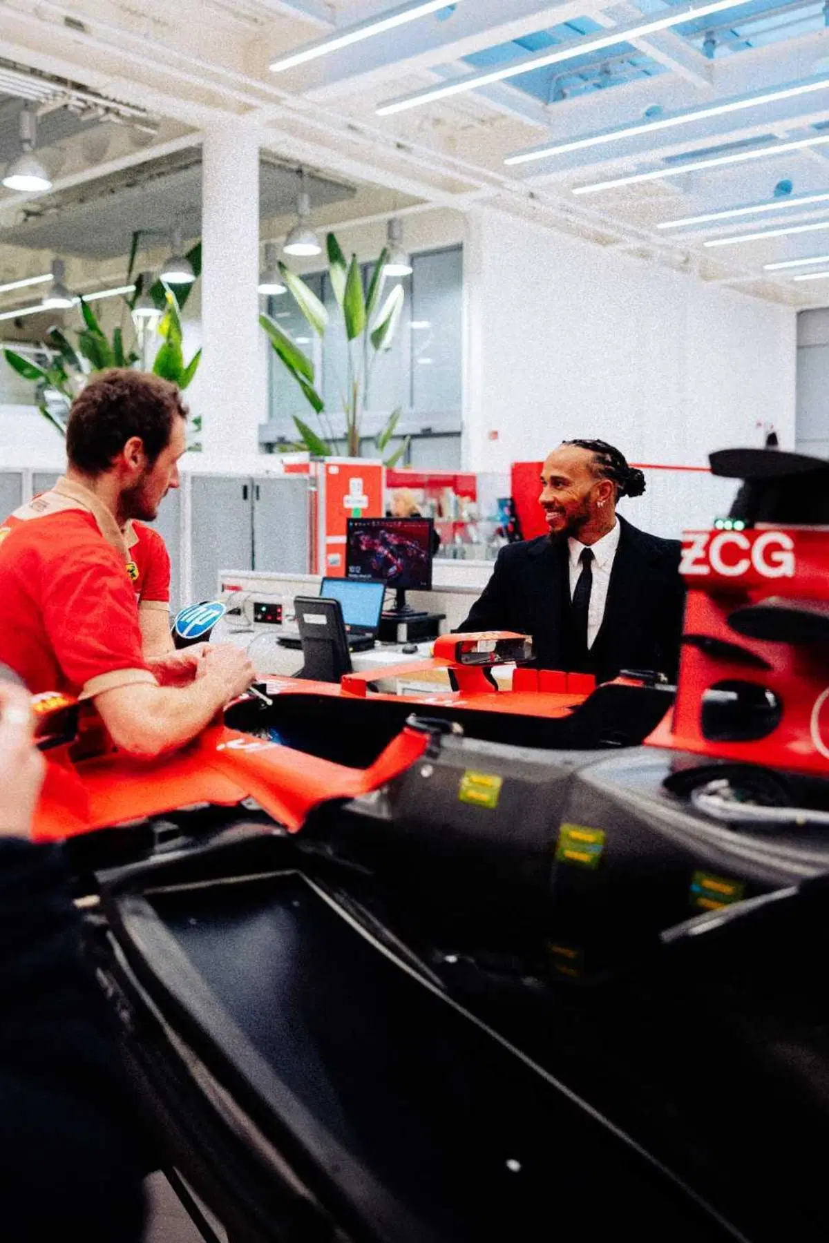 F1. L'incontro con la squadra e la presentazione a tutti i membri di Ferrari: così Lewis Hamilton a Maranello [VIDEO] (12)
