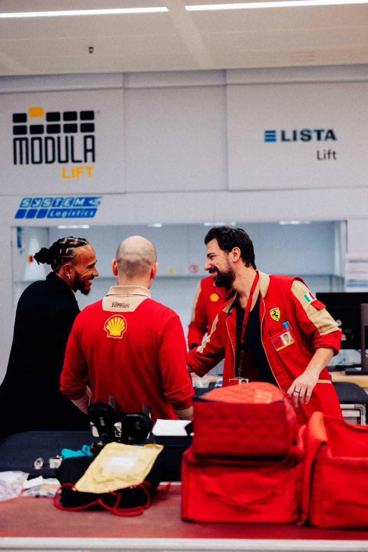F1. L'incontro con la squadra e la presentazione a tutti i membri di Ferrari: così Lewis Hamilton a Maranello [VIDEO] (13)