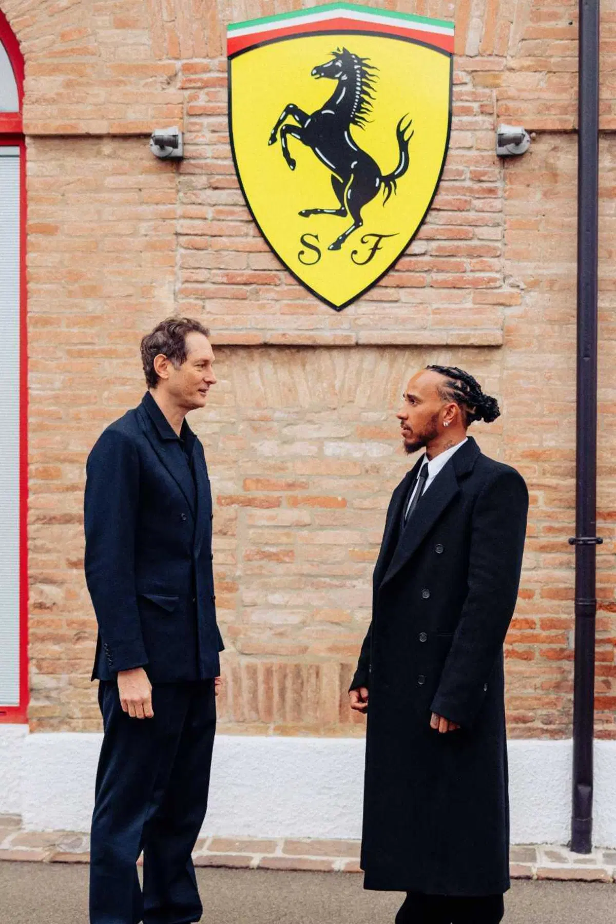 F1. L'incontro con la squadra e la presentazione a tutti i membri di Ferrari: così Lewis Hamilton a Maranello [VIDEO] (15)