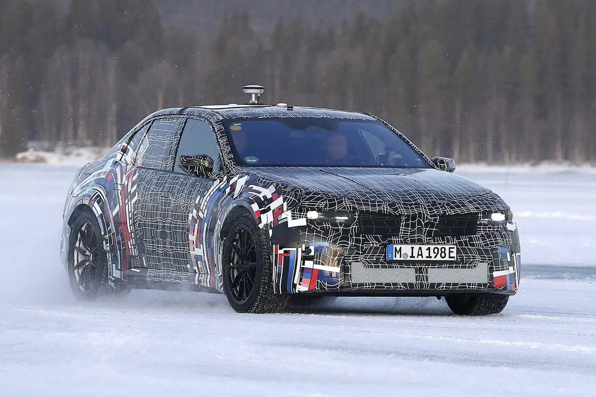 BMW M3: i primi test invernali dell'elettrica [Foto Spia] (3)