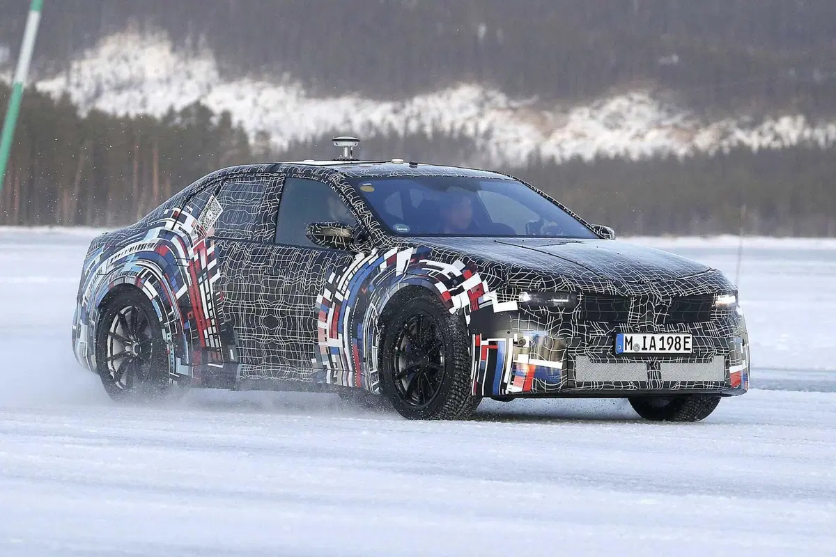 BMW M3: i primi test invernali dell'elettrica [Foto Spia] (4)