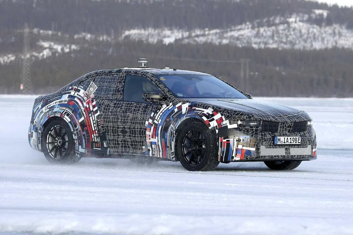BMW M3: i primi test invernali dell'elettrica [Foto Spia] (6)