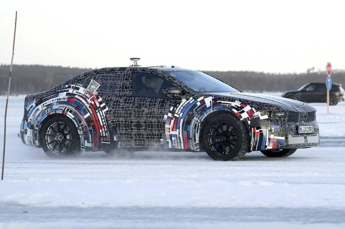 BMW M3: i primi test invernali dell'elettrica [Foto Spia] (8)