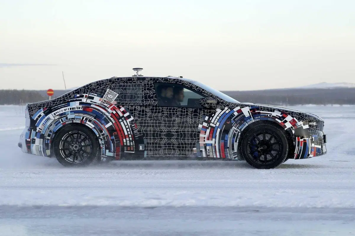 BMW M3: i primi test invernali dell'elettrica [Foto Spia] (9)