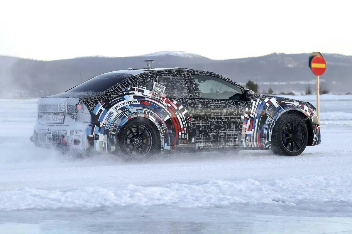 BMW M3: i primi test invernali dell'elettrica [Foto Spia] (10)