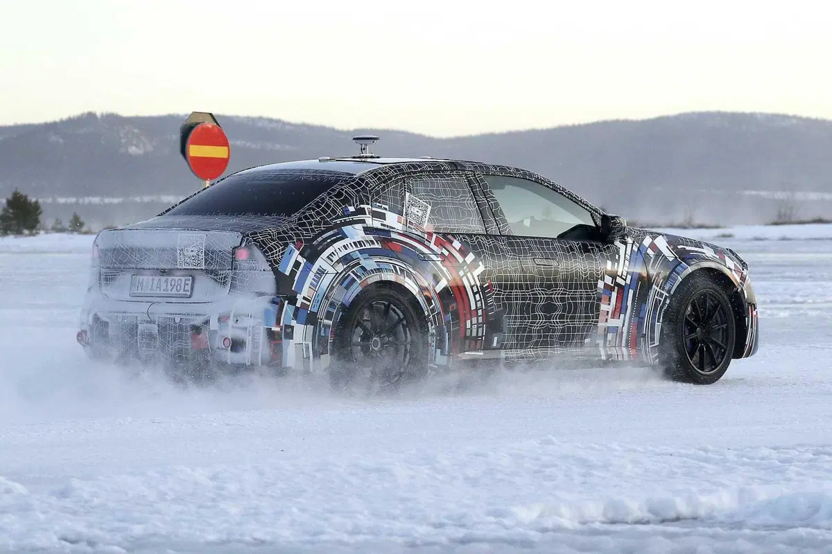 BMW M3: i primi test invernali dell'elettrica [Foto Spia] (11)