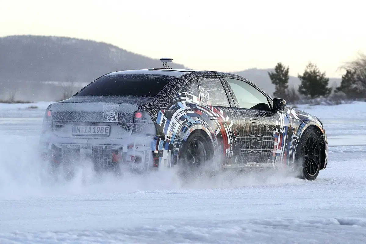 BMW M3: i primi test invernali dell'elettrica [Foto Spia] (12)