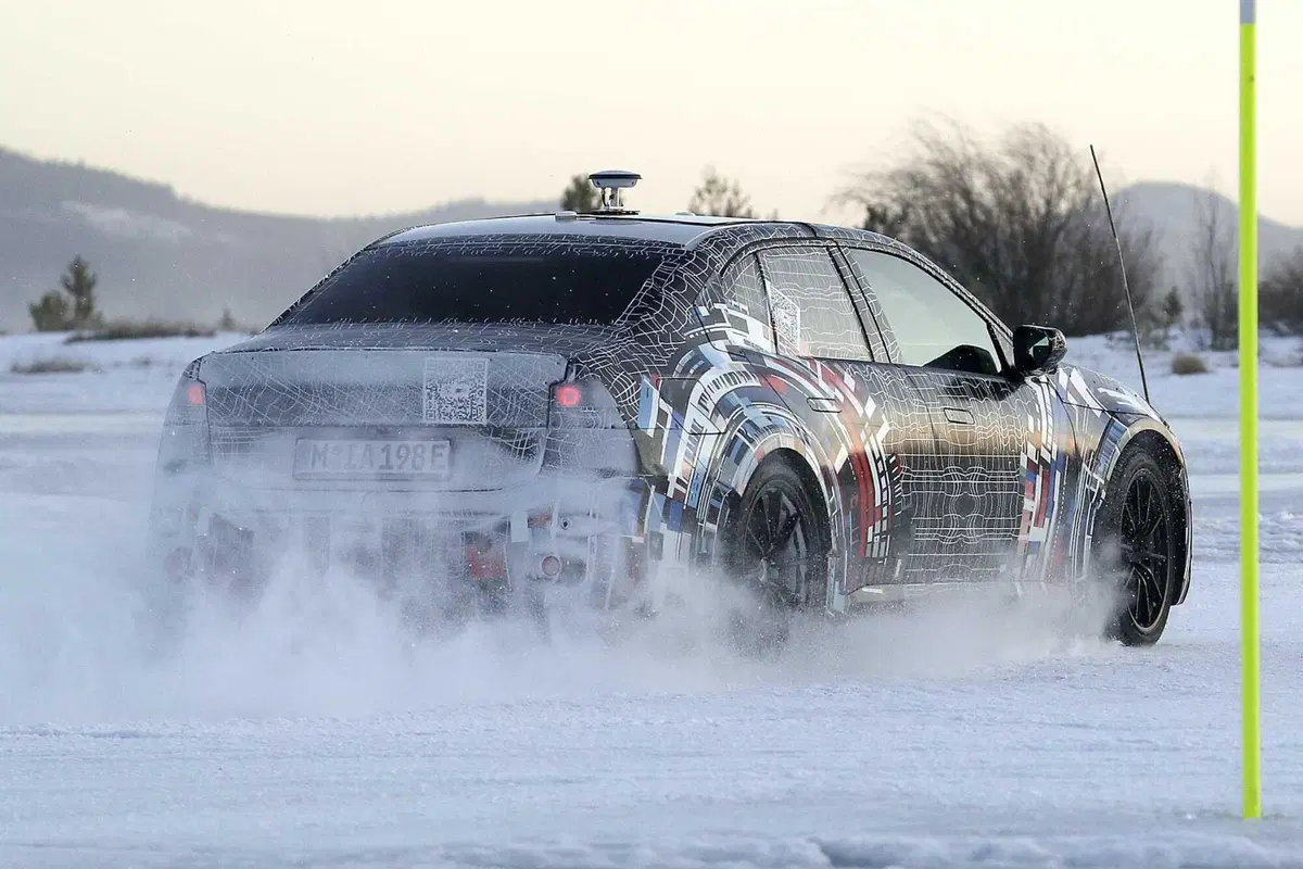 BMW M3: i primi test invernali dell'elettrica [Foto Spia] (13)